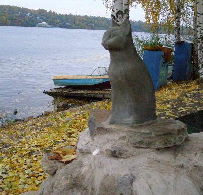 Кошка, причал города Плес, Ивановская область, Россия. Кошка, причал города Плес, Ивановская область, Россия.
