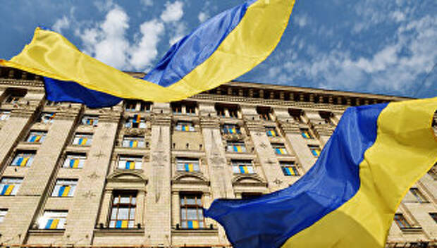Флаги у Киевской городской администрации. Архивное фото