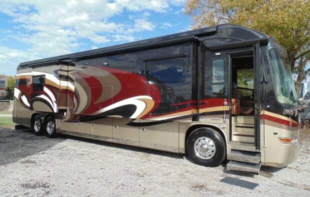 За основу Entegra Coach Cornerstone 45DLQ традиционно взяли автобус. За основу Entegra Coach Cornerstone 45DLQ традиционно взяли автобус.