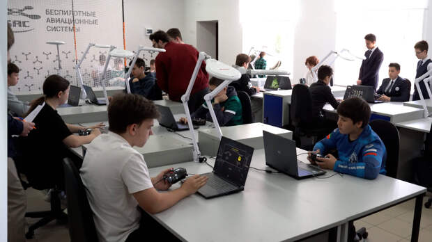 Школьники Казани представили разработки дронов на фестивале «Небо будущего – детям!»