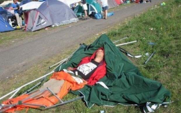 Зачем мучиться с установкой палатки? И так можно выспаться!