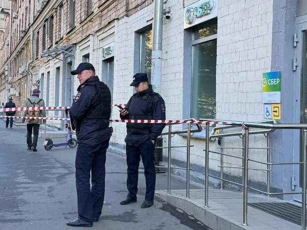Видео задержания мужчины, зарезавшего начальницу в отделении «Сбербанка» в Москве