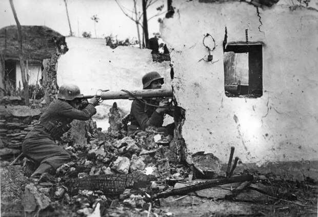 Bundesarchiv_Bild_183-J27051,_Russland,_Füsiliere_mit__Panzerschreck_.jpg Bundesarchiv_Bild_183-J27051,_Russland,_Füsiliere_mit__Panzerschreck_.jpg