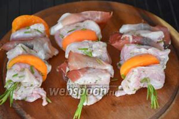 Нанизываем на веточки розмарина, чередуя ломтики мяса с черносливом в беконе и абрикосами.