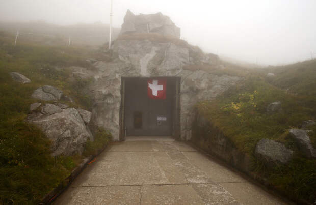Сен-Готард — самый важный горный перевал Швейцарских Альп. Это в ход в еще один секретный бункер. 