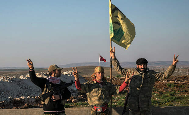 Бойцы курдских Отрядов народной самообороны (YPG) с портретом лидера Рабочей партии Курдистана Абдуллы Оджалана