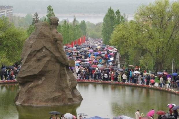 Нескончаемый поток людей на Мамаев курган не прекращался весь День Победы