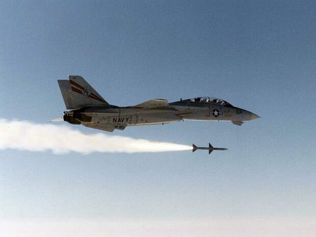 Истребитель F-14 Tomcat ВМС США осуществляет пуск ракеты класса "воздух-воздух" AIM-7M Sparrow, 1987 г.