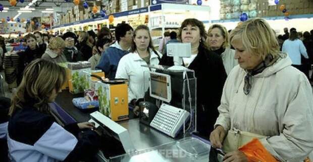 Люди на кассе ведут себя по–разному Люди на кассе ведут себя по–разному