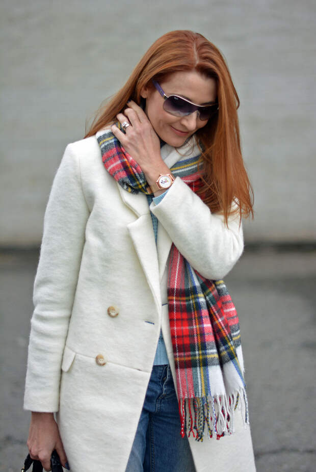 Winter style: White coat, tartan scarf