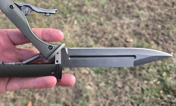 Оружейник показал стреляющий нож, в который встроен револьвер