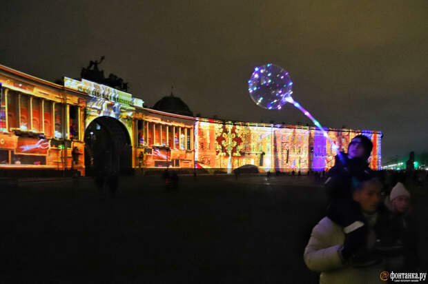 На Дворцовой площади в Петербурге показали исторический 3D-спектакль про Петра I