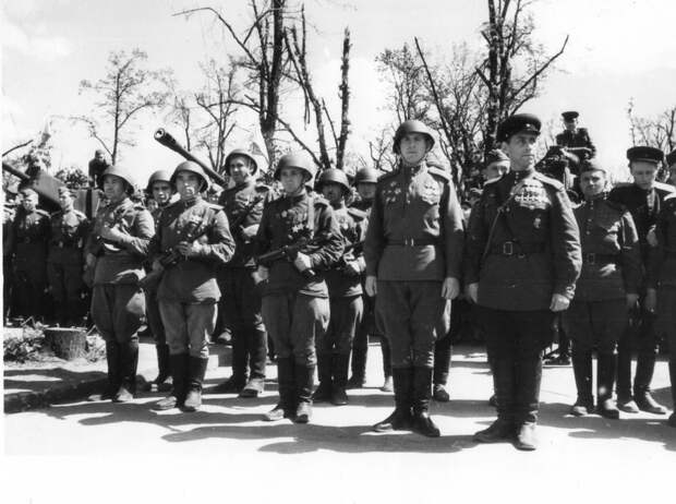 Георгиевский кавалер капитан Грусланов В.Н. в Берлине. 20 мая 1945 года (2)