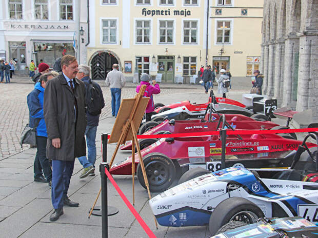 Мэр города Таави Аас с интересом осмотрел выставленные у Ратуши гоночные автомобили класса «Формула», в разные годы изготовленные в Эстонии