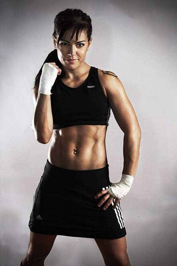Сильная женщина 14. Бокс девушки. Профессиональные боксеры женщины. Тайский бокс женщины. Девушка занимается кикбоксингом.