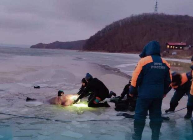 В Приморье семейная пара погибла, провалившись на машине под лёд