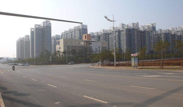 Чэнгун Два университета должны были стать основой нового городка Чэнгун: исходя из количества студентов проектировались огромные многоэтажки на сотни тысяч квартир. К сожалению, всеобщих ожиданий Чэнгун не оправдал. Местные жители скупили основную часть жилья в качестве инвестиций, но жить здесь не стал никто.