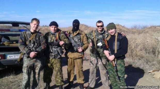 Бондо Доровских (крайний справа) и другие ополченцы под Алчевском