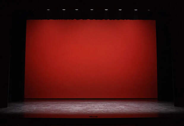 "Хабалки!": зрители в Европе осудили спектакль Машковой и Хаматовой