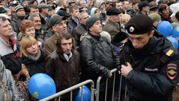 Участники митинга партии ЛДПР на Пушкинской площади в Москве