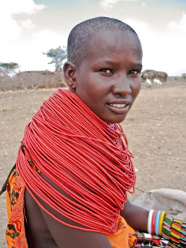 Женщины, как правило, бреют голову, а мужчины, особенно воины, — носят косички. (Njambi Ndiba)