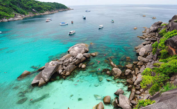 Симиланские острова Таиланд Таиланд остается признанным фаворитом путешественников со всего мира. Но европейцы до сих пор не открыли большую часть этой чудесной страны. Мы бы советовали вам отправиться на Симиланские острова в Андаманском море — настоящий рай на Земле.