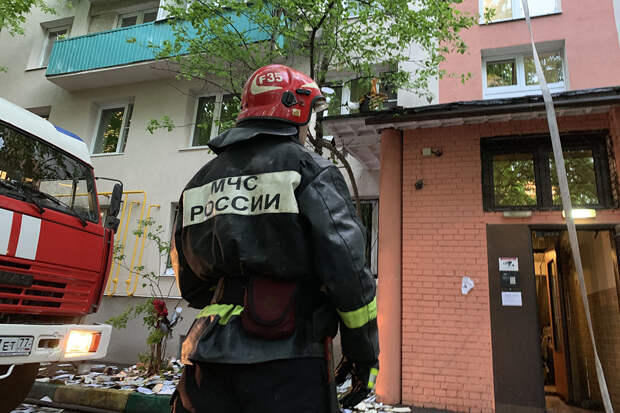 Кровля многоквартирного дома загорелась в Махачкале