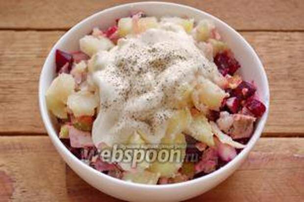 Отварной картофель очистить и нарезать кубиком. Заправьте салат сметаной. Добавьте соль и перец по вкусу. Перемешайте. Салат готов.