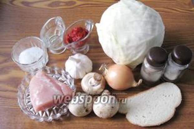 Для приготовления голубцов понадобятся такие продукты: капуста белокочанная, филе куриной грудки, белый батон, чеснок, лук репчатый, шампиньоны, подсолнечное масло, мука, томатная паста, соль, перец чёрный молотый и сахар.