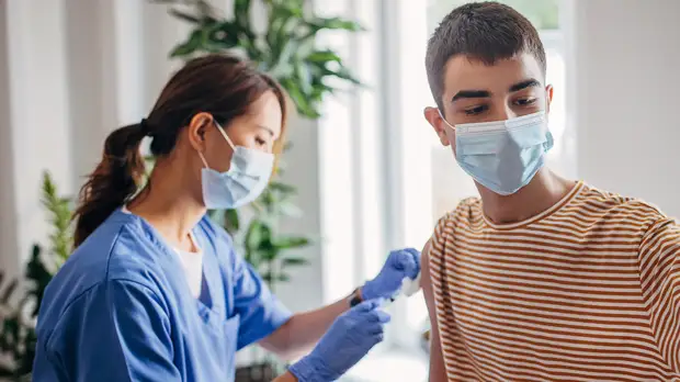 Вице-мэр Ракова: в ближайшее время в Москве откроются пункты вакцинации для подростков