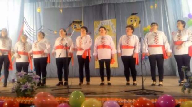 Одесские женщины в вышиванках спели песню про «лабутены»