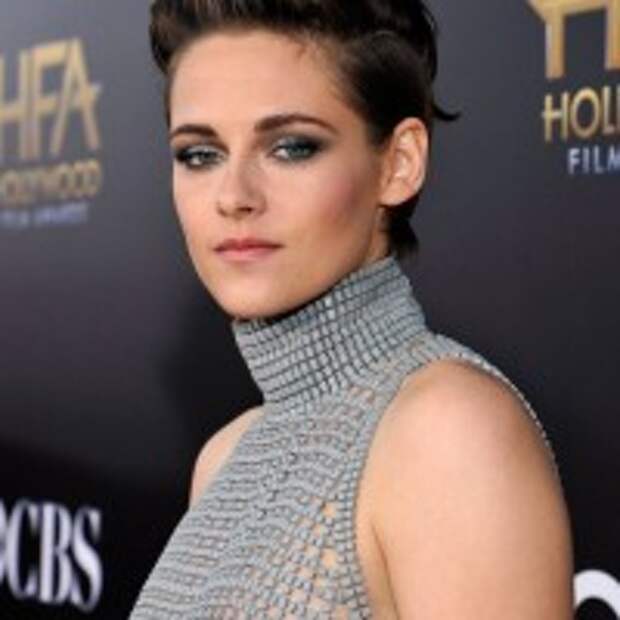 Kristen Stewart Blue Eyes Makeup and thin lips