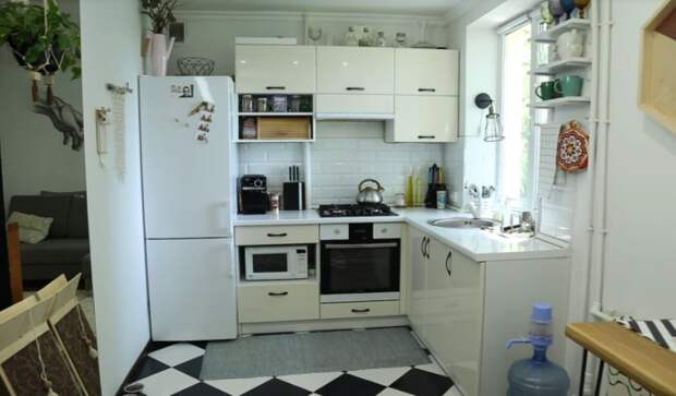 Интерьер кухни после кардинальной реорганизации пространства. | Фото: youtube.com / Oksana Matyash. 