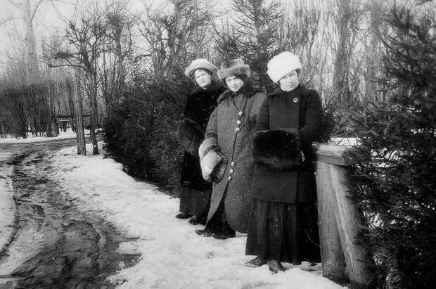 Девушки на мосту Неизвестный автор, 1 января 1899 - 1 января 1917 года, г. Пенза, из архива Сергея Трапицына.