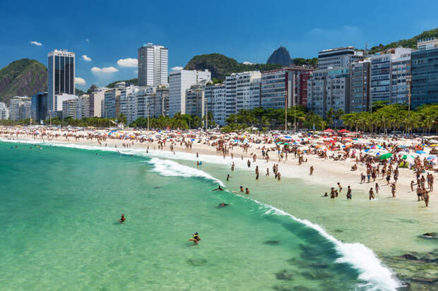 Пляж Копакабана в Рио-де-Жанейро, Бразилия