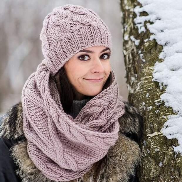 Чтобы носить шарфы и шапки крупной вязки, нужно обладать яркими чертами лица или накраситься