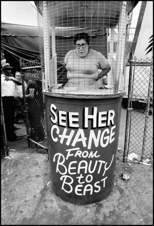 В кабинке с надписью: «Посмотрите на её изменение от красавицы к животному». США, Бруклин, Кони-Айленд, 1969 год.
