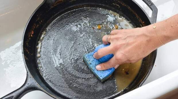 Как отчистить даже застарелый нагар со сковороды