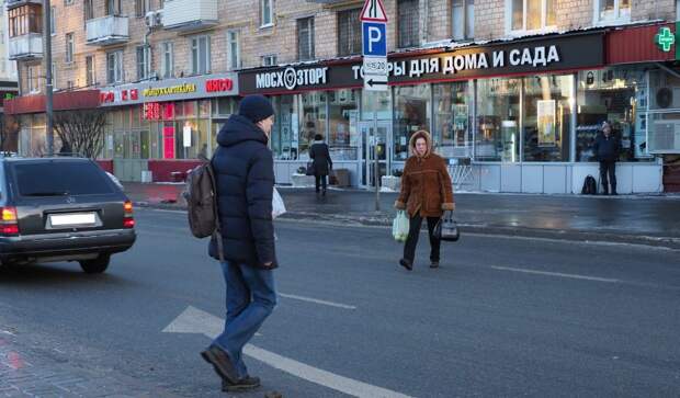 Если «зебры» поблизости не видно, ПДД разрешают переходить дорогу / Фото: Ольга Чумаченко, «Юго-Восточный курьер»