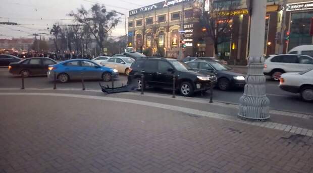 Иномарка столкнулась с автобусом в Калининграде: опубликовано видео