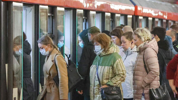 На Кольцевой линии метро увеличены интервалы движения из-за человека на пути