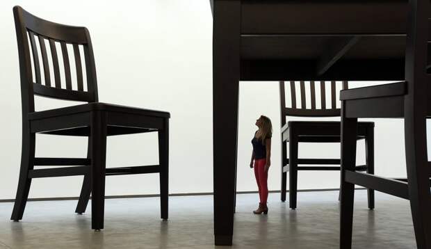 Стулья и стол для гигантов, в центре искусств Белфаст.