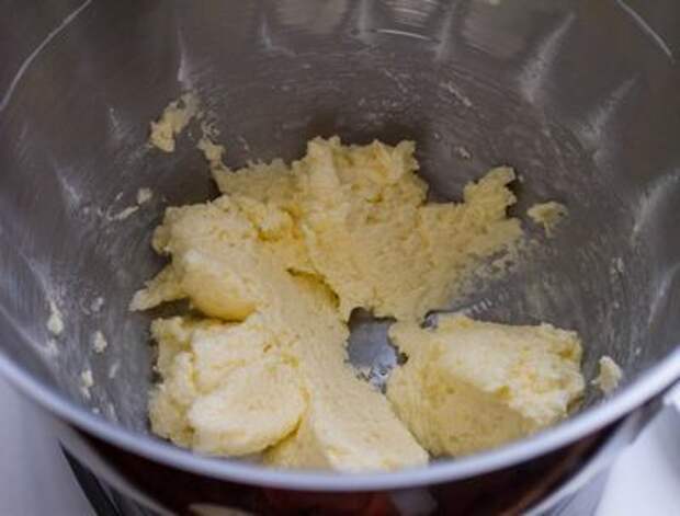 Взбиваем масло с сахаром