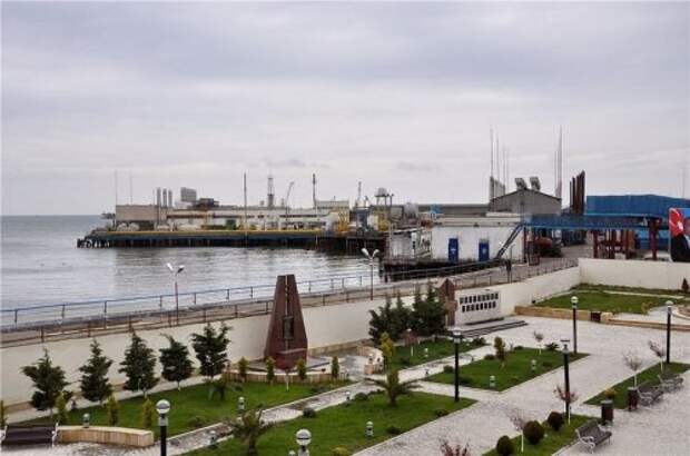 Нефтяные Камни: город, построенный на нефтяных платформах (17 фото)