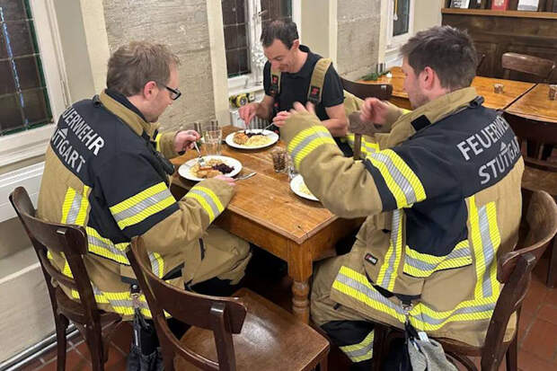 Жители дома накормили праздничным ужином пожарных, тушивших пожар в Рождество