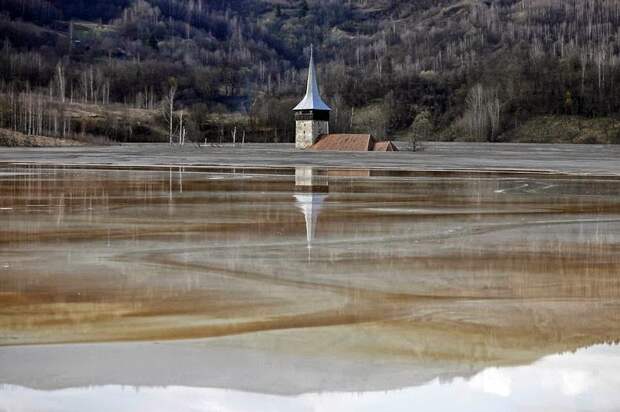 Geamana09 Румынская деревня, на месте которой образовалось токсичное озеро