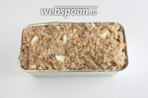 Заполняем фаршем форму, в которой будем выпекать мясной хлеб. Выравниваем его.