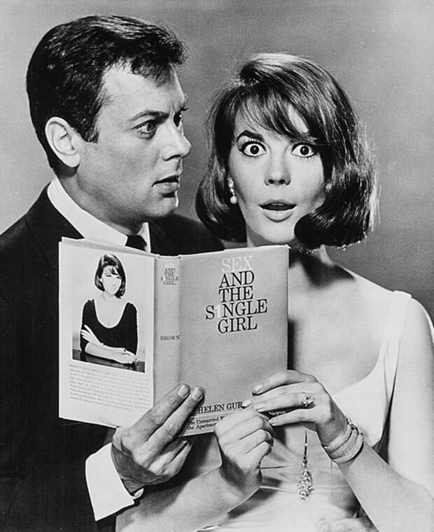 Тони Кертис и Натали Вуд в промо фотосессии к фильму "Секс и незамужняя девушка" (1964).