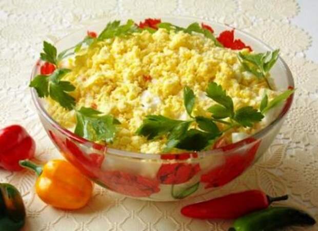 Салат с крабовыми палочками и ананасами.