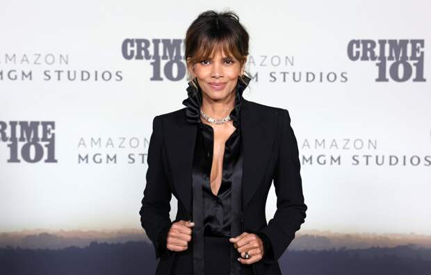 Актриса Холли Берри в полурасстегнутой рубашке снялась с кольцом за $200 тысяч